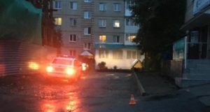 Пенсионер за рулем ВАЗ сбил другого пенсионера во дворе дома Пенсионер за рулем ВАЗ сбил другого пенсионера во дворе дома