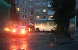 Пенсионер за рулем ВАЗ сбил другого пенсионера во дворе дома Пенсионер за рулем ВАЗ сбил другого пенсионера во дворе дома
