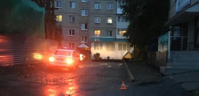 Пенсионер за рулем ВАЗ сбил другого пенсионера во дворе дома