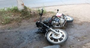 Ребенок, которого перевозили на бензобаке мотоцикла, попал в больницу после ДТП Ребенок, которого перевозили на бензобаке мотоцикла, попал в больницу после ДТП