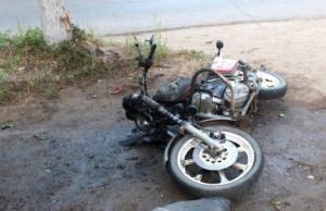 Ребенок, которого перевозили на бензобаке мотоцикла, попал в больницу после ДТП Ребенок, которого перевозили на бензобаке мотоцикла, попал в больницу после ДТП
