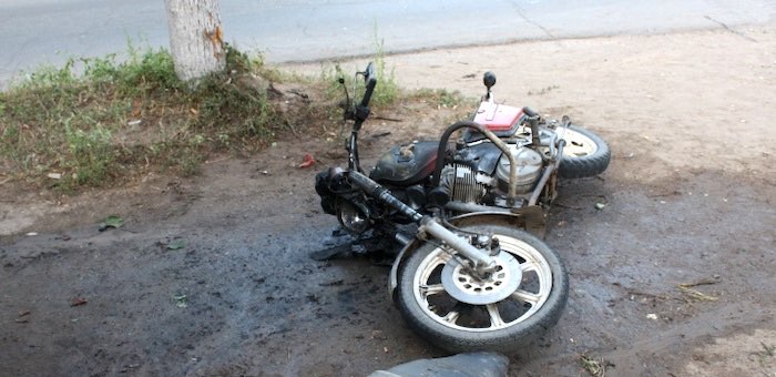 Ребенок, которого перевозили на бензобаке мотоцикла, попал в больницу после ДТП