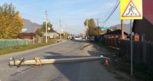 В Онгудае 19-летняя девушка снесла опору ЛЭП и врезалась в забор В Онгудае 19-летняя девушка снесла опору ЛЭП и врезалась в забор