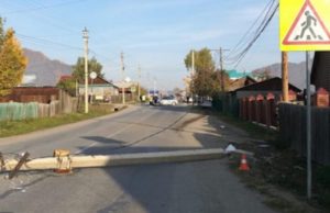 В Онгудае 19-летняя девушка снесла опору ЛЭП и врезалась в забор В Онгудае 19-летняя девушка снесла опору ЛЭП и врезалась в забор