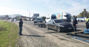 Кемеровчанин на BMW «впечатался» во впереди идущую машину и спровоцировал массовое ДТП Кемеровчанин на BMW «впечатался» во впереди идущую машину и спровоцировал массовое ДТП
