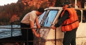 Пожарные эвакуировали пассажиров катера, севшего на мель на Бие Пожарные эвакуировали пассажиров катера, севшего на мель на Бие