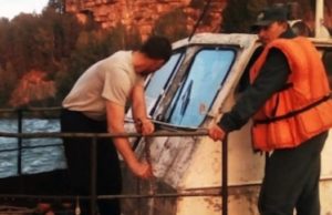 Пожарные эвакуировали пассажиров катера, севшего на мель на Бие
