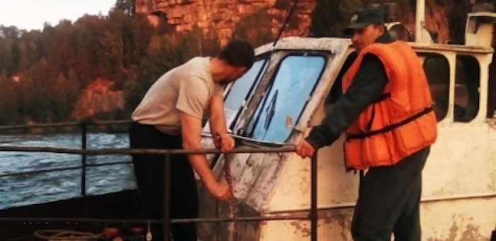 Пожарные эвакуировали пассажиров катера, севшего на мель на Бие