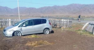 В Куроте перевернулась и врезалась в забор Toyota Corolla Spacio, трое пострадавших В Куроте перевернулась и врезалась в забор Toyota Corolla Spacio, трое пострадавших