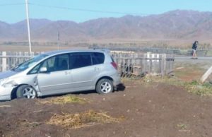 В Куроте перевернулась и врезалась в забор Toyota Corolla Spacio, трое пострадавших