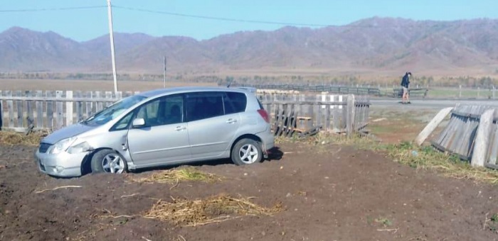 В Куроте перевернулась и врезалась в забор Toyota Corolla Spacio, трое пострадавших
