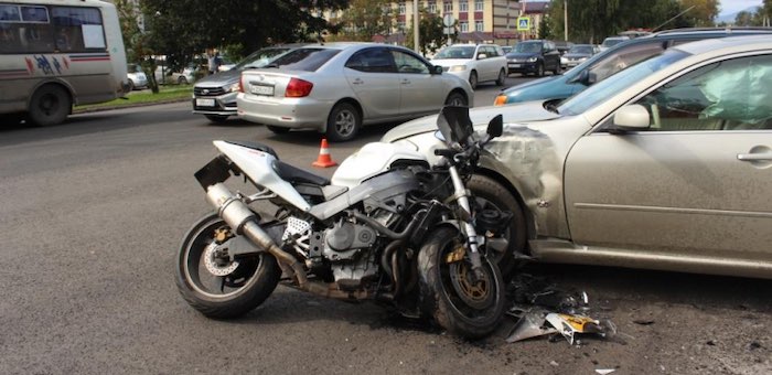 Горожанин на Infiniti протаранил мотоцикл в Горно-Алтайске