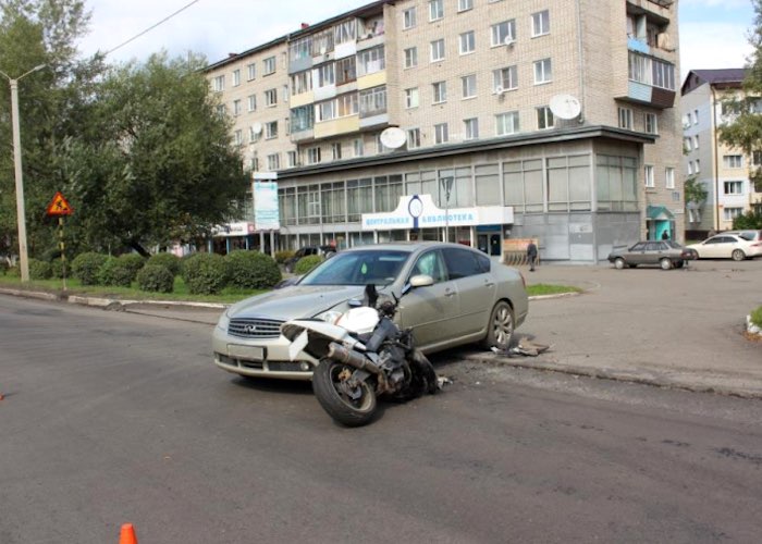 Горожанин на Infiniti протаранил мотоцикл в Горно-Алтайске