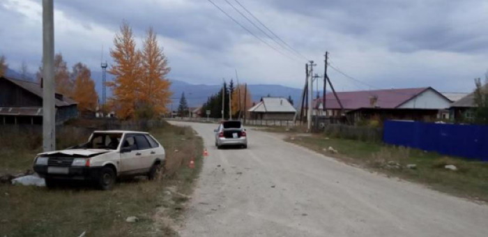 Утром в Чендеке водитель на ВАЗ врезался в опору ЛЭП и сбежал с места происшествия