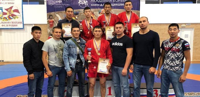 Третье место на чемпионате Сибири по самбо заняли росгвардейцы с Алтая