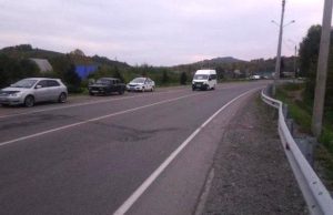 Пенсионерка потеряла сознание за рулем и врезалась в бордюр Пенсионерка потеряла сознание за рулем и врезалась в бордюр
