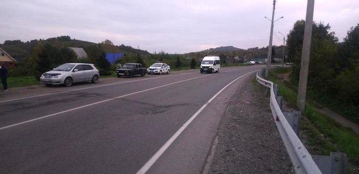 Пенсионерка потеряла сознание за рулем и врезалась в бордюр