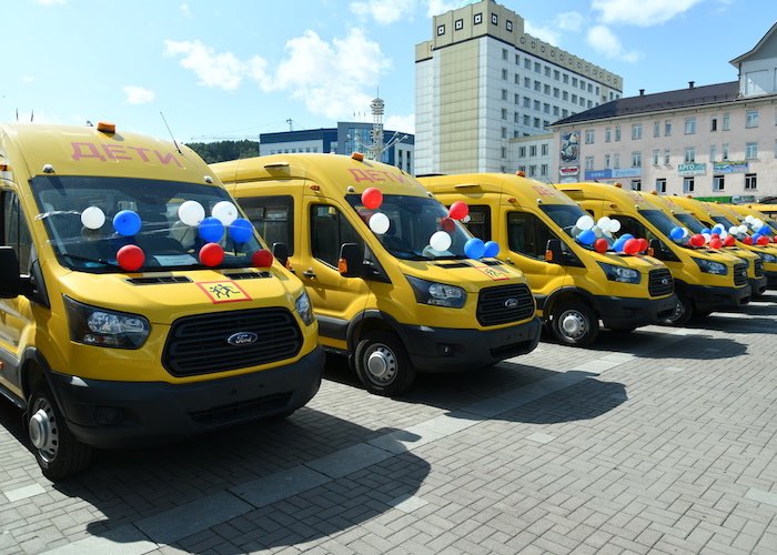 16 школьных автобусов и девять санитарных автомобилей получили муниципалитеты Республики Алтай