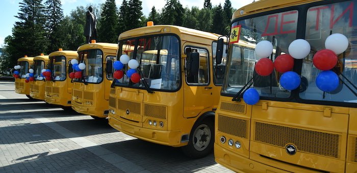 16 школьных автобусов и девять санитарных автомобилей получили муниципалитеты Республики Алтай