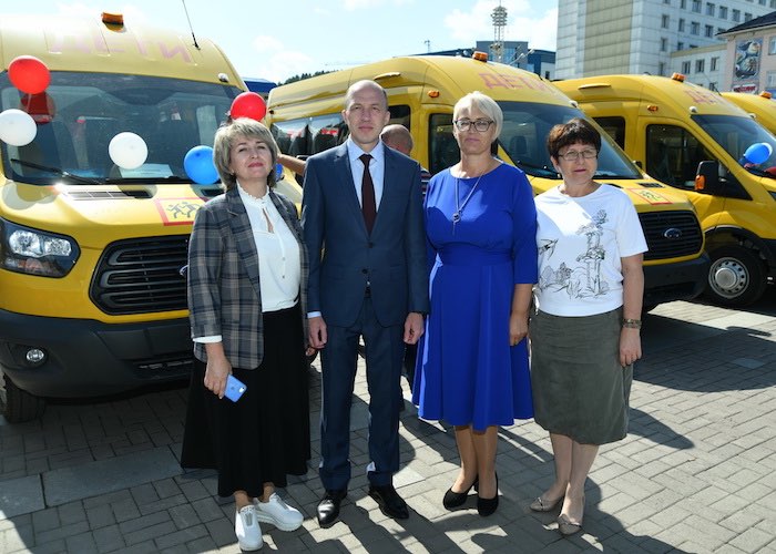 16 школьных автобусов и девять санитарных автомобилей получили муниципалитеты Республики Алтай