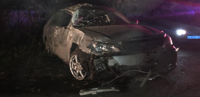 Женщина на Toyota Camry протаранила гаражный бокс