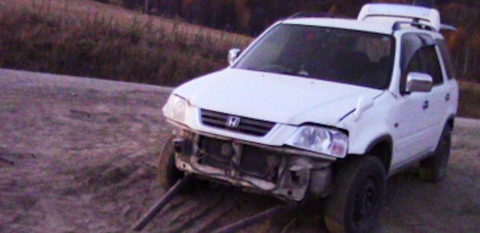 На спуске с Кукуинского перевала пассажир выпал из автомобиля и получил травмы