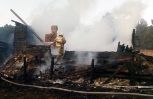 В гостинице «Золотой кедр» на Семинском перевале сгорел жилой дом для рабочих В гостинице «Золотой кедр» на Семинском перевале сгорел жилой дом для рабочих