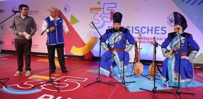 «Сказители Алтая» выступили в Берлине