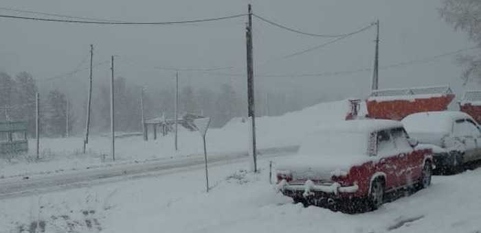 Высокогорные районы Горного Алтая засыпало снегом
