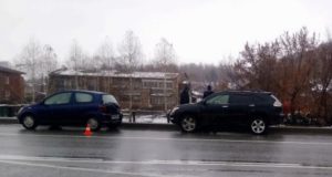 Lexus снес Toyota Vitz, остановившуюся перед пешеходным переходом Lexus снес Toyota Vitz, остановившуюся перед пешеходным переходом