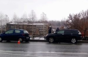 Lexus снес Toyota Vitz, остановившуюся перед пешеходным переходом Lexus снес Toyota Vitz, остановившуюся перед пешеходным переходом