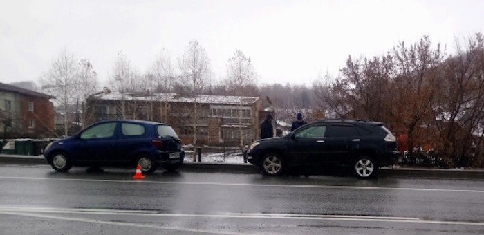 Lexus снес Toyota Vitz, остановившуюся перед пешеходным переходом