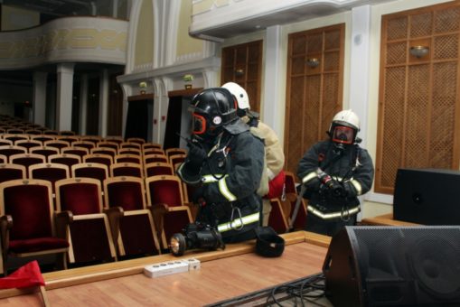 Пожарные «спасли» людей из «горящего» театра