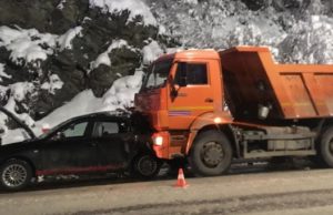 Горожанка на Subaru Impreza столкнулась с грузовиком Горожанка на Subaru Impreza столкнулась с грузовиком