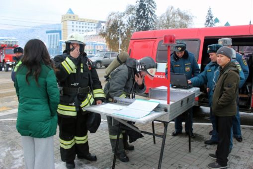 Пожарные «спасли» людей из «горящего» театра