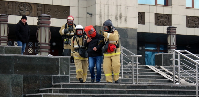 Пожарные «спасли» людей из «горящего» театра
