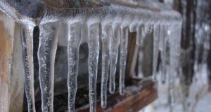 МЧС предупреждает об опасности схода снега и падения сосулек с крыш