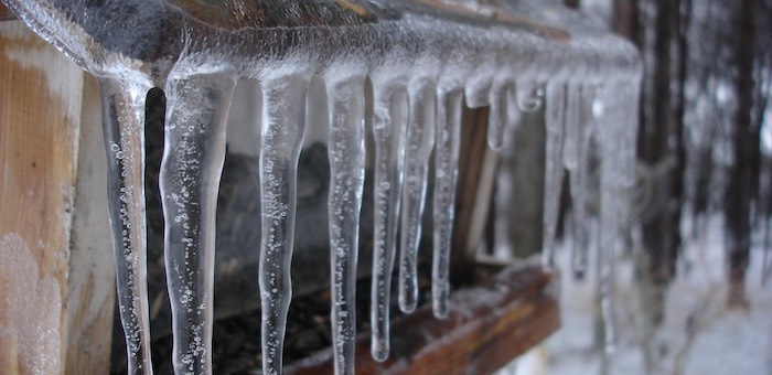 МЧС предупреждает об опасности схода снега и падения сосулек с крыш