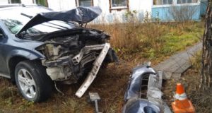 22-летняя девушка разбила Nissan Murano о дерево и забор 22-летняя девушка разбила Nissan Murano о дерево и забор