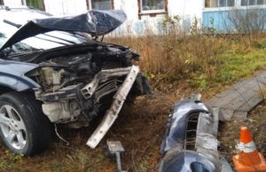 22-летняя девушка разбила Nissan Murano о дерево и забор 22-летняя девушка разбила Nissan Murano о дерево и забор