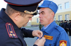 Работника Росгвардии наградили за спасение из пожара беспомощного ребенка