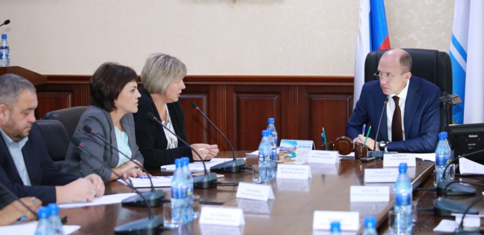 Ситуацию с уборкой мусора обсудили в правительстве региона