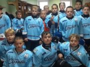 Юные хоккеисты с Алтая завоевали бронзу на турнире «Добрый лед» в Ангарске Юные хоккеисты с Алтая завоевали бронзу на турнире «Добрый лед» в Ангарске