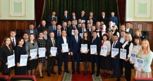 Олег Хорохордин вручил дипломы победителям конкурса «Команда РАзвития» Олег Хорохордин вручил дипломы победителям конкурса «Команда РАзвития»