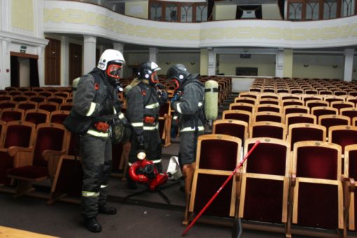Пожарные «спасли» людей из «горящего» театра