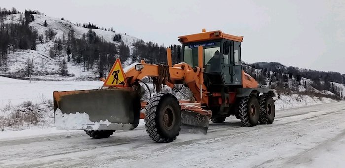 Последствия снегопада ликвидируют в Республике Алтай