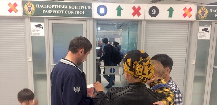 «Приключения» начались уже в аэропорту: из-за долгов женщину перед отпуском разлучили с семьей
