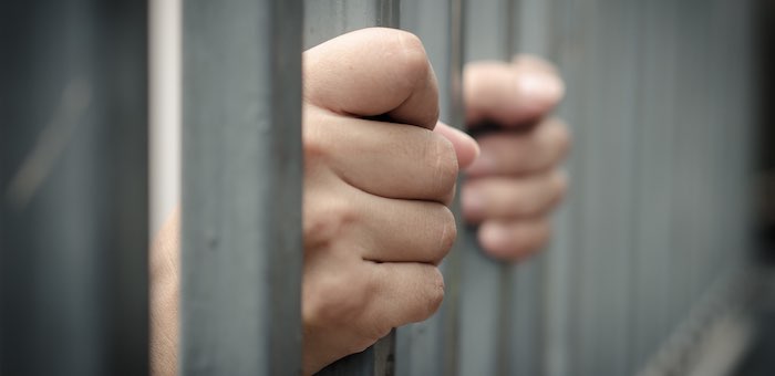 Мужчина из ревности задушил возлюбленную поясом от халата
