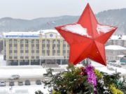 Елка будет выше: в Горно-Алтайске готовятся к новогодним торжествам Елка будет выше: в Горно-Алтайске готовятся к новогодним торжествам