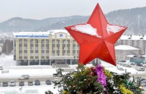 Елка будет выше: в Горно-Алтайске готовятся к новогодним торжествам Елка будет выше: в Горно-Алтайске готовятся к новогодним торжествам